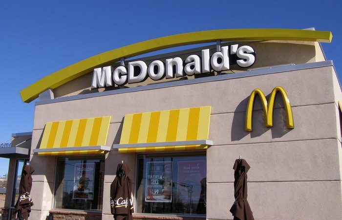 «Макдоналдс» распродаёт бизнес и уходит из России