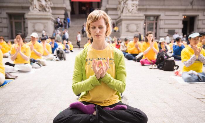 Медитация возле Бэттери-парка на Манхэттене во Всемирный день Фалунь Дафа, 13 мая 2015 г. Фото: Laura Cooksey
 | Epoch Times Media
