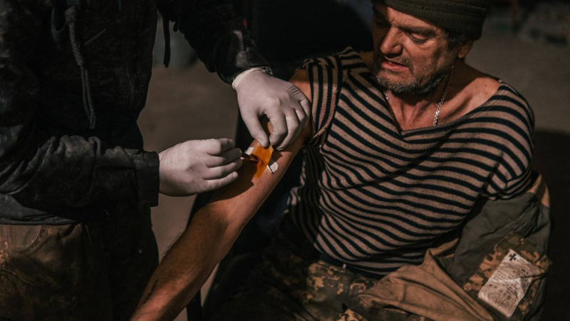 Оказание первой помощи раненому азовцу. Фото: УНИАН - новости Украины | Epoch Times Media