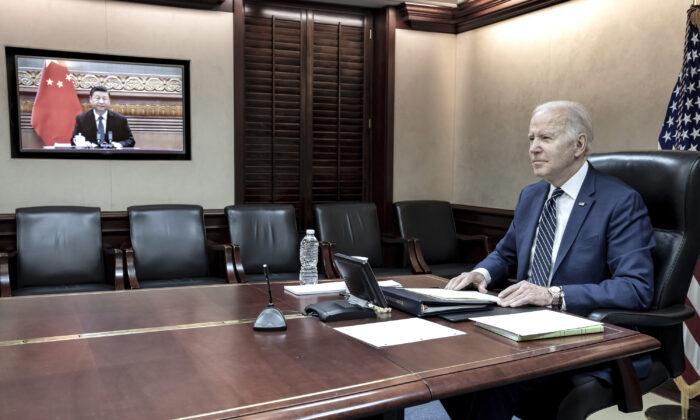 Президент Джо Байден в Белом беседует онлайн с китайским лидером Си Цзиньпином 18 марта 2022 года. Фото: The White House via AP
 | Epoch Times Media