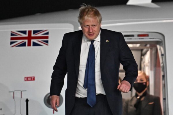 Премьер-министр Великобритании Борис Джонсон выходит из самолёта, прибыв в международный аэропорт имени Индиры Ганди в Нью-Дели, Индия, 21 апреля 2022 года. (Ben Stansall — WPA Pool/Getty Images)
