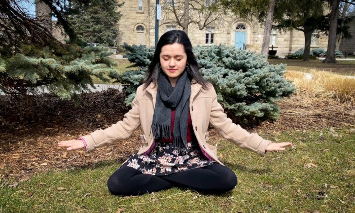 Каролина Авендано медитирует в Милтоне, Онтарио, Канада, в апреле 2022 года. Фото: Courtesy of Carolina Avendano
 | Epoch Times Media