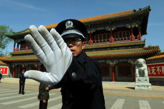 Китайский полицейский запрещает фотографировать возле Чжуннаньхай (китайский Кремль) в Пекине 11 апреля 2012 года. Фото: МАРК RALSTON/AFP/Getty Images | Epoch Times Media