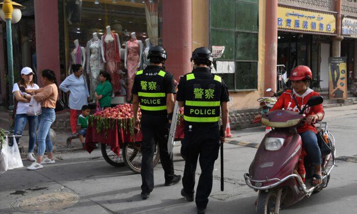 Полицейские патрулируют город Кашгар в западном китайском регионе Синьцзян, 4 июня 2019 г. (GREG BAKER/AFP via Getty Images)
 | Epoch Times Media