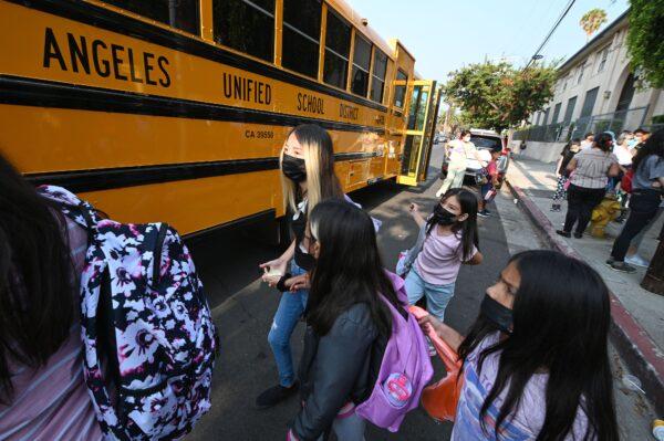 Ученики и родители пришли в масках в первый день учебного года в начальную школу Грант в Лос-Анджелесе, Калифорния, 16 августа 2021 года. (Robyn Beck/AFP via Getty Images)