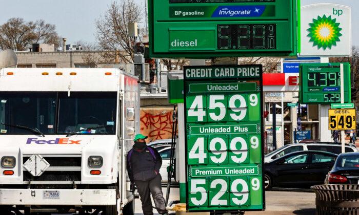 Цены на бензин самого дешёвого сорта колеблются в районе  за галлон на нескольких заправочных станциях в Вашингтоне, США, 11 апреля 2022 года. (ChipSomodevilla/GettyImages)
 | Epoch Times Media