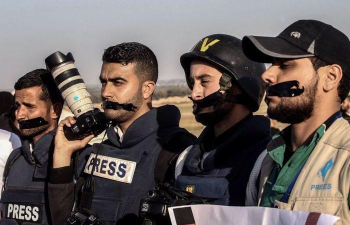 Палестинские журналисты на акции протеста против убийства коллеги-журналиста Ясира Муртаджи недалеко от границы между Израилем и Газой, 8 апреля 2018 г. (Photo by SAID KHATIB / AFP) (Photo by SAID KHATIB/AFP via Getty Images)
 | Epoch Times Media
