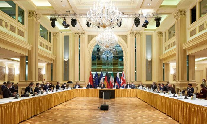 .Представители Европейского Союза, Ирана и других стран на переговорах по иранской ядерной программе в Гранд-отеле в Вене, Австрия, 6 апреля 2021 года. (EU Delegation in Vienna via Getty Images)
 | Epoch Times Media