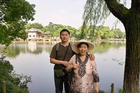 Саймон Чжан, архитектор из Нью-Йорка, и его мать, Цзи Юньчжи, последовательница Фалуньгун, которую забрали из дома за три дня до открытия зимних Олимпийских игр в Пекине, и которая умерла 48 дней спустя в полицейском участке. (Courtesy of Simon Zhang)