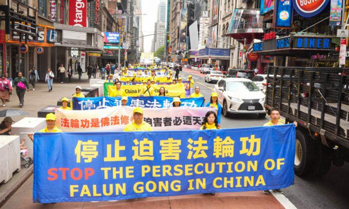 Практикующие Фалуньгун на параде, посвящённом 30-летию представления общественности этой духовной дисциплины, в Нью-Йорке, 13 мая 2022 года. (Larry Dye/The Epoch Times)
 | Epoch Times Media