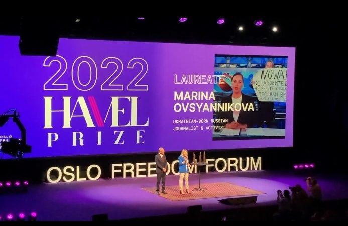 Вручение премии Марине Овсянниковой на конференции Oslo Freedom Forum. (Скриншот / youtube.com)    
 | Epoch Times Media