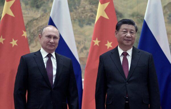 Президент России Владимир Путин (слева) и лидер Китая Си Цзиньпин позируют во время их встречи в Пекине 4 февраля 2022 года. (Alexey Druzhinin/Sputnik/AFP via Getty Images)