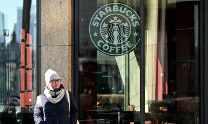 Закрытая кофейня Starbucks в Москве, Россия, 10 марта 2022 года. Фото: AFP via Getty Images
 | Epoch Times Media