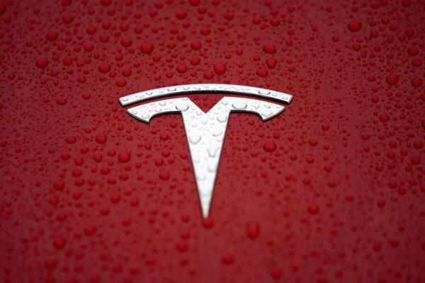 Логотип Tesla на заводе Tesla Shanghai Gigafactory в Шанхае, Китай, 7 января 2019 года. Фото: Aly Song/Reuters