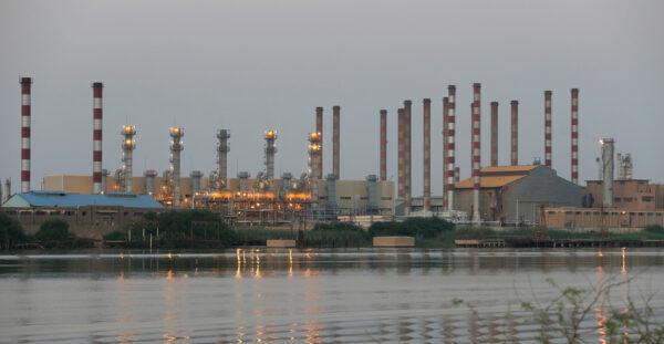 Общий вид нефтеперерабатывающего завода Абадан на юго-западе Ирана с иракской стороны Шатт-эль-Араб в Аль-Фау к югу от Басры, Ирак, 21 сентября 2019 года. (EssamAl-Sudani/Reuters)
