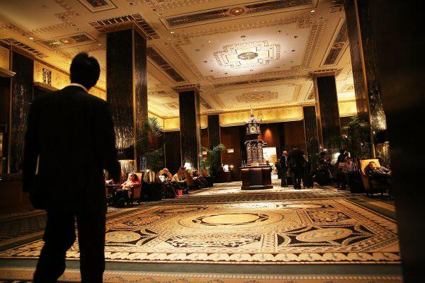 Вход в отель Waldorf Astoria, 6 октября в Нью-Йорке. Компания Hilton Worldwide продала его пекинской страховой группе Anbang за $1,95 млрд. Фото: Spencer Platt/Getty Images