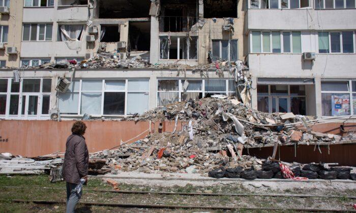 Жительница, чья квартира была разрушена в результате ракетного удара по жилому дому, смотрит на работу спасателей в Одессе, Украина, 25 апреля 2022 года. (Анастасия Власова/Getty Images)
 | Epoch Times Media