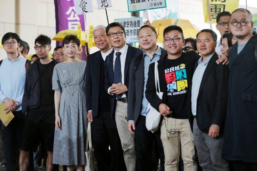 (Слева направо) Продемократические активисты Чунг Сау-инь, Чунг Иу-ва, Таня Чан, Чу Иу-мин, Чан Кин-мэн, Бенни Тай, Рафаэль Вонг, Ли Вин-тат и Шиу Ка-чун прибывают в суд перед вынесением приговора за их участие в акции Occupy Central, также известной как «Зонтичное движение», в Гонконге, Китай, 9 апреля 2019 года. (Фото: Reuters/Tyrone Siu)
