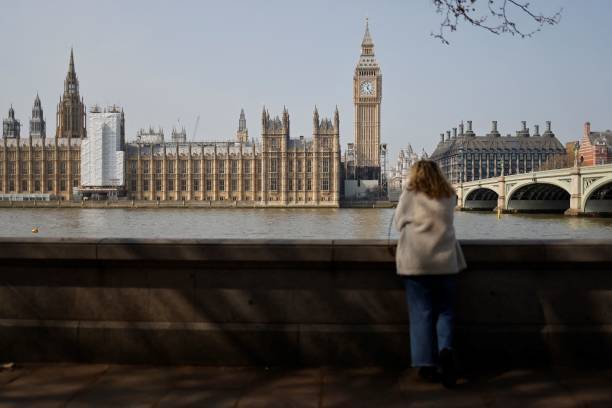 Часы Биг-Бен в Вестминстерском дворце, где находятся Палата парламента и Палата лордов, в Лондоне, 28 марта 2022 года. Фото: TOLGA AKMEN/AFP via Getty Images | Epoch Times Media