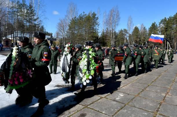 Похороны 20-летнего российского военнослужащего Никиты Аврова в Луге, примерно в 150 км к югу от Санкт-Петербурга, 11 апреля 2022 года, погибшего 27 марта в Украине. Фото: AFP via Getty Images
 | Epoch Times Media