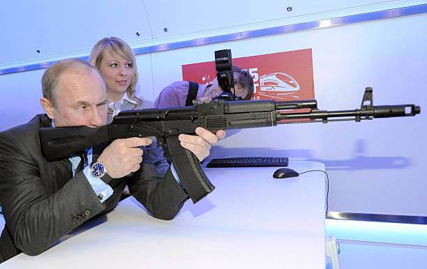 Президент Владимир Путин стреляет в мишень из автомата Калашникова в тире в Москве. Фото: ALEXEY DRUZHININ/AFP/GettyImages
 | Epoch Times Media