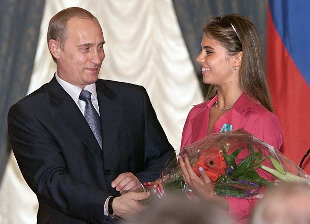 Великобритания ввела санкции против Алины Кабаевой и бывшей жены Путина Людмилы Очеретной