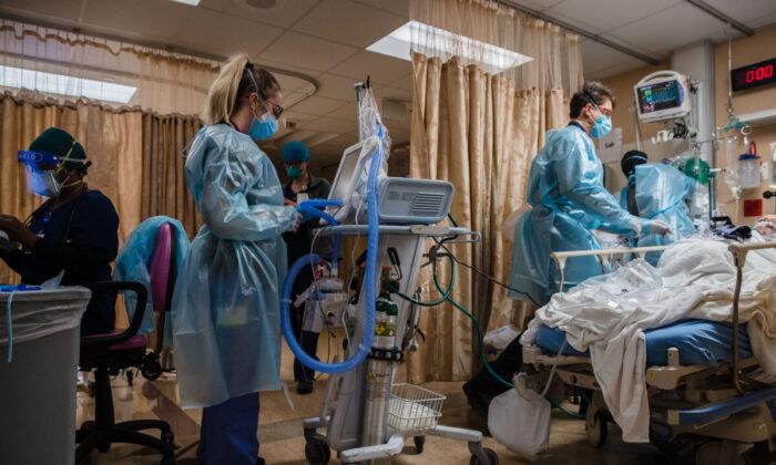 Медицинские работники. (Ariana Drehsler/AFP via Getty Images)
 | Epoch Times Media
