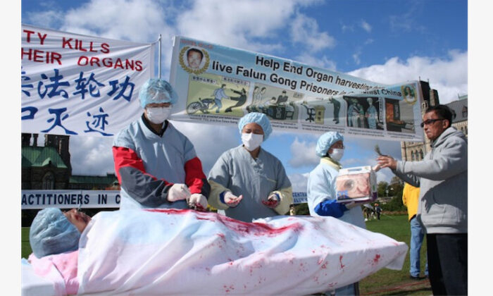 Демонстрация извлечения органов у практикующих Фалуньгун в Китае во время митинга в Оттаве, Канада, 2008 г. (TheEpochTimes)