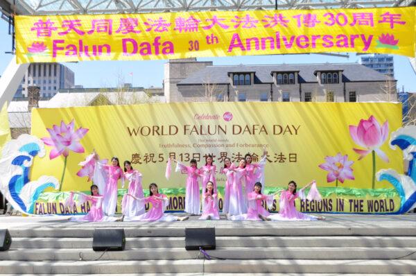 Приверженцы Фалуньгун отметили 30-летие распространения практики танцевальными и музыкальными представлениями у мэрии Торонто 7 мая 2022 года. (Allen Zhou/The Epoch Times)