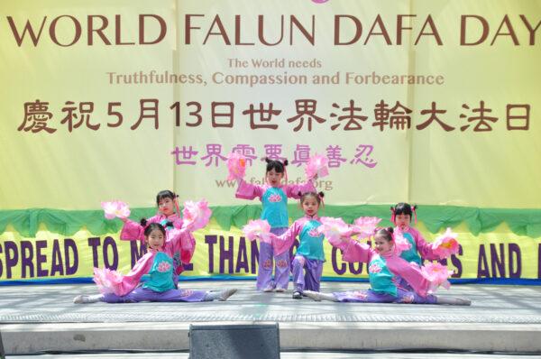  Приверженцы Фалуньгун отметили 30-летие распространения практики танцевальными и музыкальными представлениями у мэрии Торонто 7 мая 2022 года. (Allen Zhou/The Epoch Times)