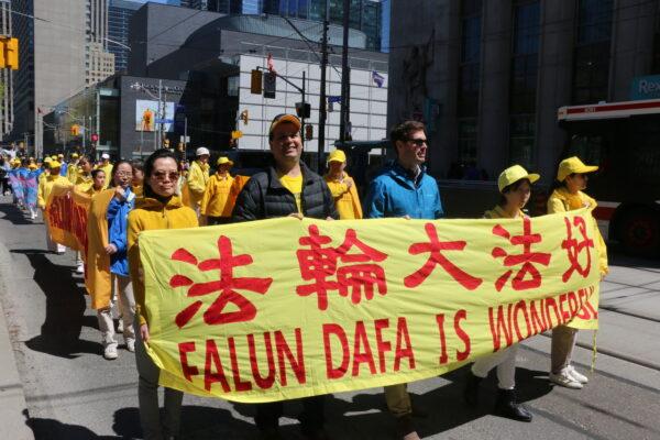 Приверженцы Фалуньгун прошли парадом по центру Торонто 7 мая 2022 года в ознаменование 30-летия распространения практики по всему миру. (Andrew Chen/The Epoch Times)