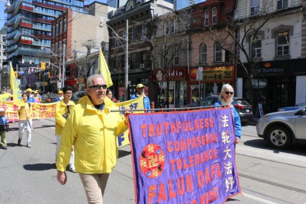 Приверженцы Фалуньгун прошли парадом по центру Торонто 7 мая 2022 года в ознаменование 30-летия распространения практики по всему миру. (Andrew Chen/The Epoch Times)