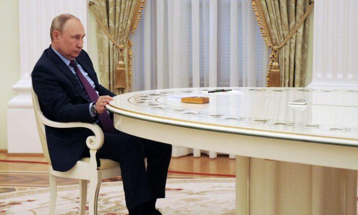 Президент России Владимир Путин на встрече со своим азербайджанским коллегой в Кремле в Москве 22 февраля 2022 года. (Mikhail Klimentyev/Sputnik/AFP via Getty Images)
 | Epoch Times Media