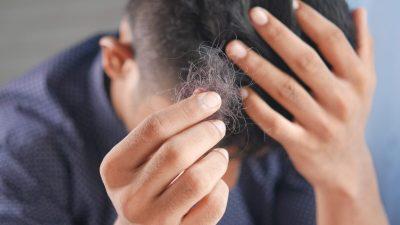 Исследование показало связь COVID-19 с чрезмерным выпадением волос