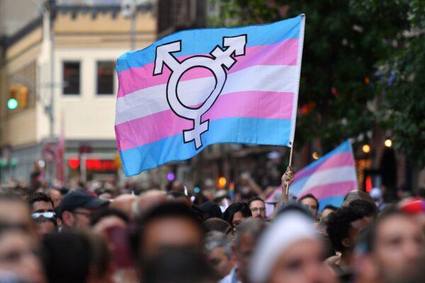 Флаг гордости трансгендеров на фотографии из архива в Нью-Йорке, 28 июня 2019 года. (Angela Weiss/AFP/Getty Images)