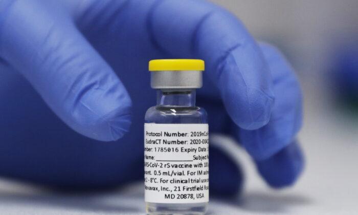 Флакон с вакциной Novavax Фазы 3, подготовленный для испытания в больнице Университета Святого Георгия в Лондоне, 7 октября 2020 г. Фото: Alastair Grant/AP Photo
 | Epoch Times Media