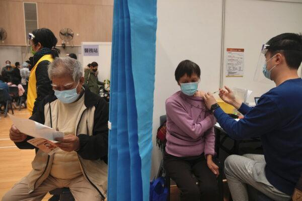 Женщина получает вакцину Sinovac от COVID-19 в общественном центре вакцинации в Гонконге, 25 февраля 2022 года. (Kin Cheung/AP Photo)