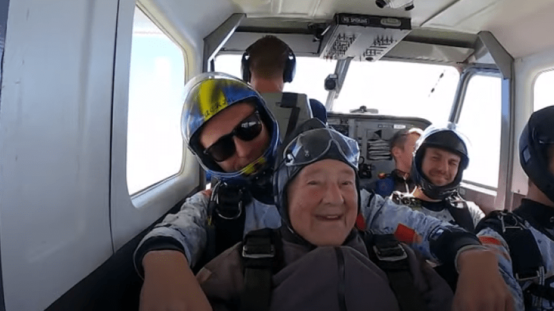 Прабабушка 30 правнуков побила мировой рекорд в прыжке с парашютом