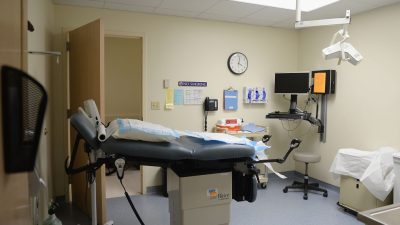 Клиники для проведения абортов закрываются после отмены Верховным судом США решения по иску Roe v. Wade