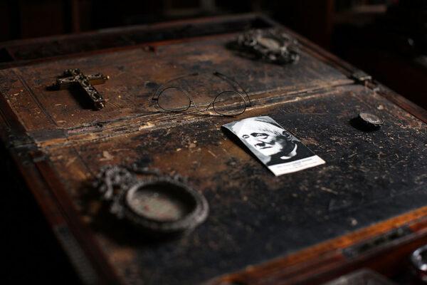 Очки и личные вещи кардинала Джона Генри Ньюмана на его письменном столе после его смерти в 1890 году. Бирмингем, Англия, 11 августа 2010 года (ChristopherFurlong/ GettyImages)