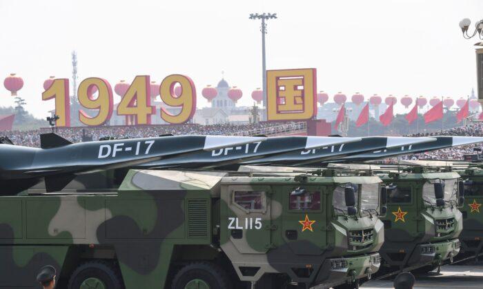 Китайские военные машины с ракетами DF-17 на военном параде на площади Тяньаньмэнь в Пекине, Китай, 1 октября 2019 г.(GregBaker/AFP viaGettyImages)
 | Epoch Times Media