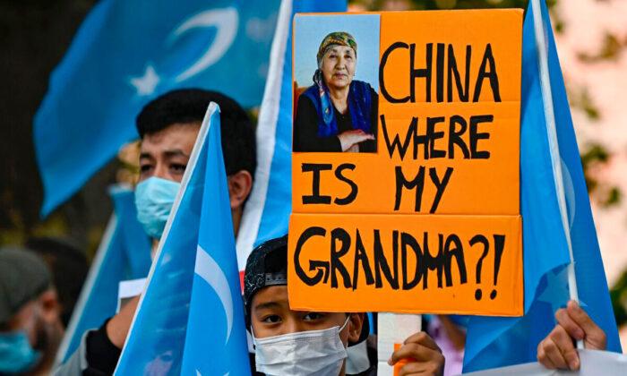 Молодой уйгур держит плакат «Китай, где моя бабушка?!» во время протеста у Министерства иностранных дел в Берлине, где министр иностранных дел Китая должен был провести переговоры со своим немецким коллегой 1 сентября 2020 года Фото: Tobias Schwarz/AFP via Getty Images
 | Epoch Times Media
