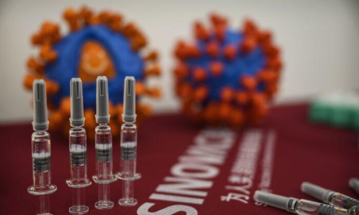 Шприцы с вакциной от COVID-19 CoronaVac, представленные Sinovac Biotech во время пресс-конференции в Пекине 24 сентября 2020 г. Фото: Kevin Frayer/Getty Images
 | Epoch Times Media