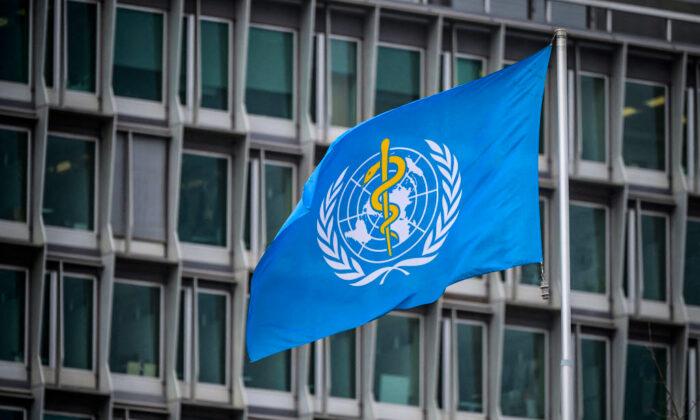 Флаг Всемирной организации здравоохранения в штаб-квартире в Женеве 5 марта 2021 года. Фото: Fabrice Coffrini/AFP via Getty Images
 | Epoch Times Media