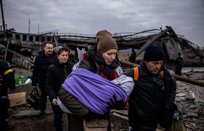 Беженцы из украинского города Ирпень, 7 марта 2022г. (Photo by DIMITAR DILKOFF/AFP via Getty Images)
 | Epoch Times Media