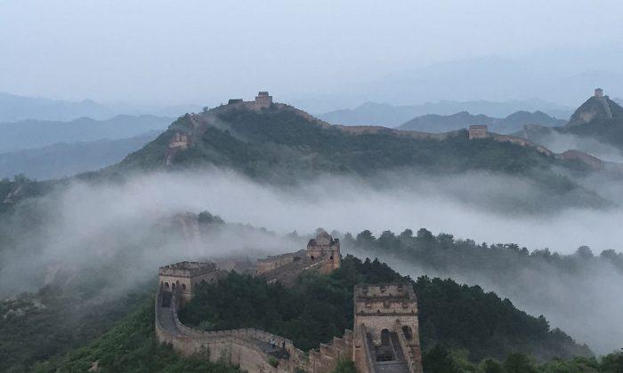 Участок Великой китайской стены Цзиньшаньлин в Чендэ, провинция Хэбэй, Китай, 20 августа 2015 года. (VCG через GettyImages)