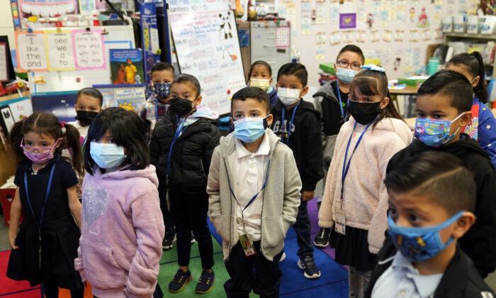 Дети младших классов во время пандемии COVID-19 в начальной школе Вашингтона в Линвуде, Калифорния, 12 января 2022 года. (Фото: Marcio Jose Sanchez/AP Photo)
 | Epoch Times Media
