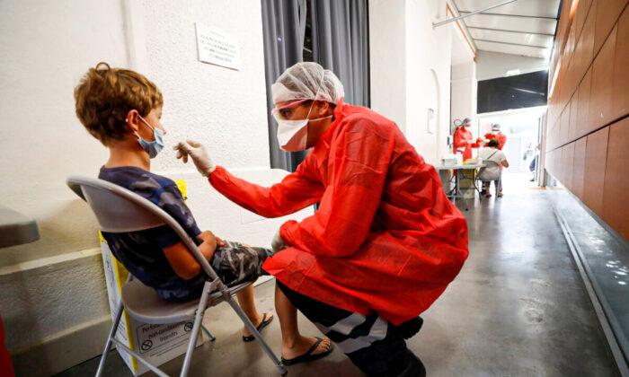 Тестирование ребёнка на COVID-19 в Марселе, Франция, 17 сентября 2020 г. (REUTERS/Eric Gaillard)
 | Epoch Times Media