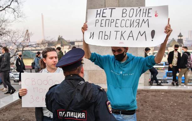Молодые люди вышли с плакатами против войны. Фото: Pavel KOROLYOV / AFP) (Photo by PAVEL KOROLYOV/AFP via Getty Images | Epoch Times Media