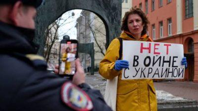 В День России в городах РФ задержали участников антивоенных акций